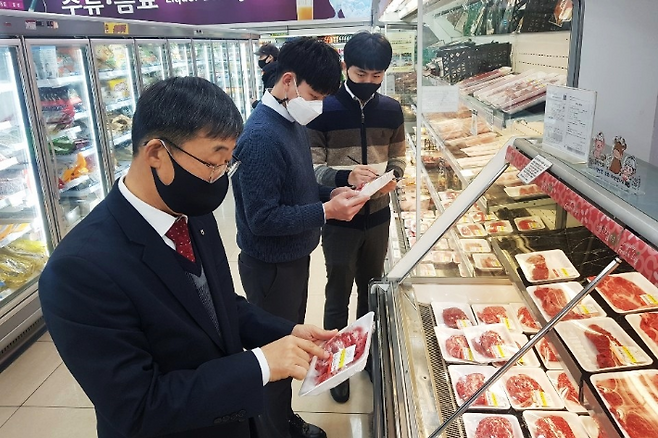 농협 전남지역본부가 설 명절을 맞아 농축산물의 원산지 표시 및 유통기한 경과 여부 등 식품안전에 대한 특별 점검을 나섰다. 농협 전남지역본부 제공