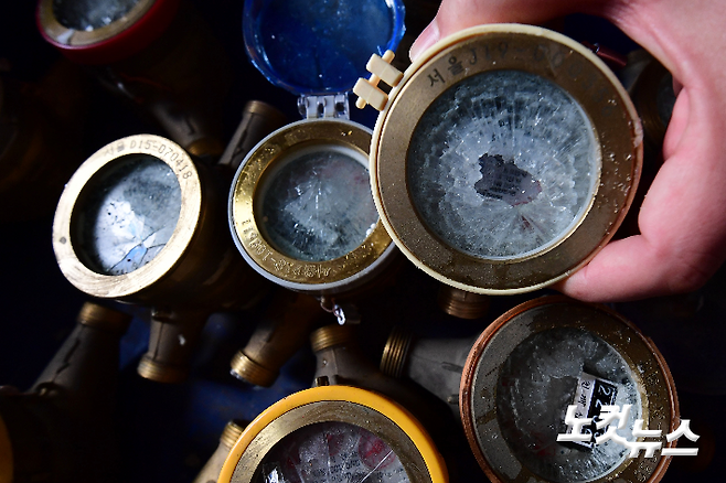 서울시가 '북극한파'에 대비해 수도계량기 '동파 심각' 단계를 발령한 가운데 지난 8일 서울 양천구 강서수도관리소 창고에 동파된 수도계량기들이 쌓여 있다. 황진환 기자