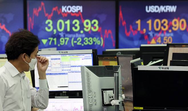 18일 오후 서울 중구 을지로 하나은행 본점 딜링룸 현황판에 코스피와 원/달러 환율 종가가 표시되고 있다. 연합뉴스