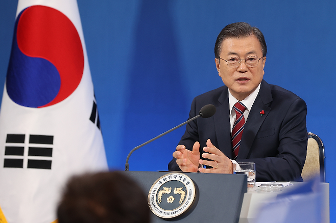 질문에 답하는 문재인 대통령. 연합뉴스