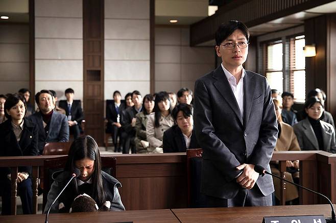칠곡 아동 학대 사망사건을 다룬 영화 '어린 의뢰인'에서 변호사 정엽이 동생 살인범으로 몰린 11살 언니를 변호하고 있는 모습 (사진=롯데엔터테인먼트 제공)