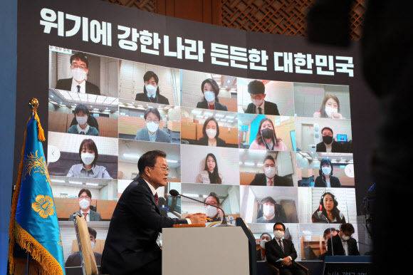 문재인 대통령이 18일 청와대 춘추관에서 열린 신년 기자회견에서 기자의 질문에 답하고 있다. 연합뉴스