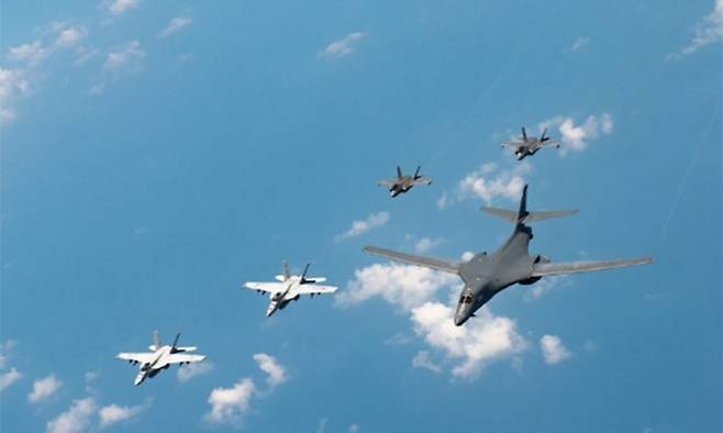 지난 2020년 8월 17일 미국의 폭격기 B-1B가 주일 미 공군 F-15C, 미 해군 F/A-18 슈퍼호넷, 미 해병대 F-35B 호위를 받으며 한반도 근해를 비행하고 있다. 연합뉴스