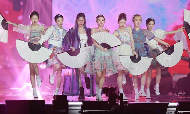 걸그룹 오마이걸(사진), 블랙핑크, 보이그룹 방탄소년단 등 아이돌 가수들이 한복을 재해석한 의상을 무대 의상으로 사용하면서 한복에 대한 관심이 높아지고 있다. 전문가들은 “높아진 한복에 대한 관심은 환영한다”면서도 “제대로 된 전통 한복을 홍보하는 모습과 더불어 한복 재분류 및 표준화가 시급하다”고 조언했다.