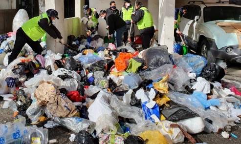 안양시 공무원과 청소기동반원 총 25명이 동원돼 저장강박이 있는 한 노인가정에서 수거한 5t 넘는 폐기물. 안양시 제공