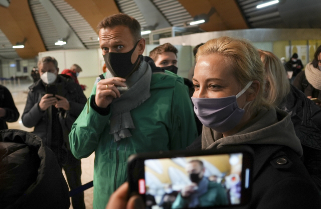 17일(현지 시간) 러시아 모스크바 외곽 셰레메티예보 국제공항에 도착한 알렉세이 나발니(왼쪽에서 두 번째)와 그의 아내 율리아(오른쪽). 블라디미르 푸틴 러시아 대통령의 정적인 나발니는 독극물 공격 후 5개월 만에 러시아로 귀국하자마자 연방형집행국 요원들에 의해 체포됐다./AP연합뉴스