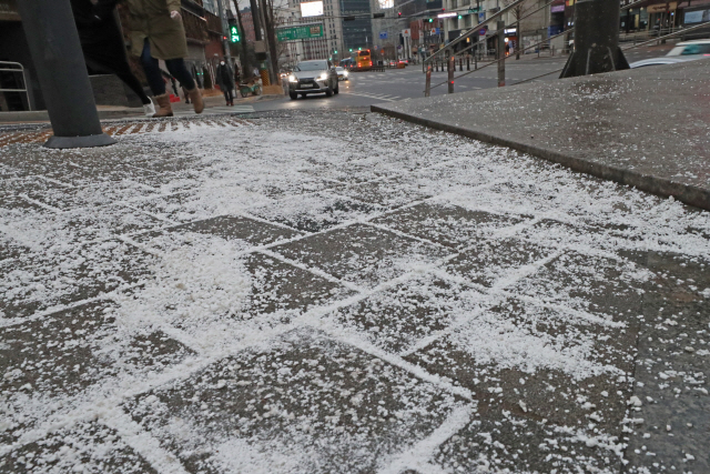 서울시 종로구 강북삼성병원 인근 인도와 도로에 뿌려진 염화칼슘이 18일 아침 녹지 않고 눈처럼 쌓여 있다./연합뉴스