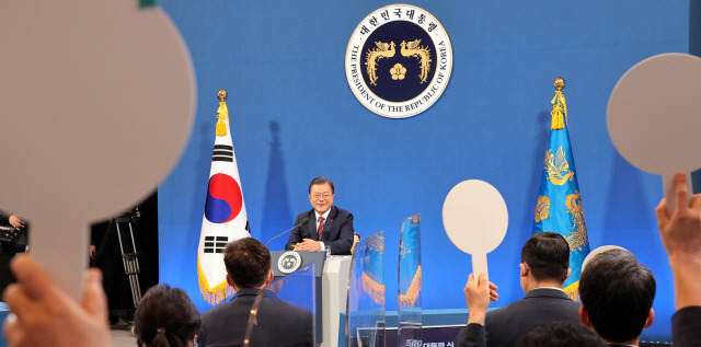 문재인 대통령이 18일 청와대 춘추관에서 열린 신년 기자회견에서 기자들의 질문을 받고 있다. /연합뉴스