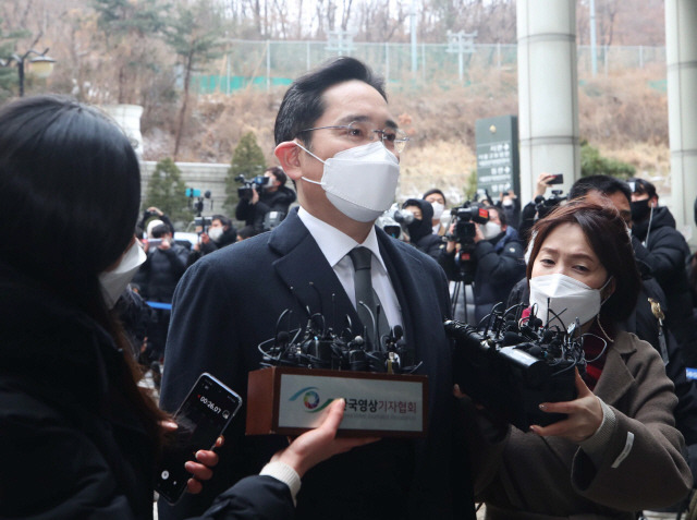 이재용 삼성전자 부회장이 18일 오후 서울 서초구 서울고등법원에서 열린 국정 농단 사건 파기환송심 선고 공판에 출석하고 있다./연합뉴스