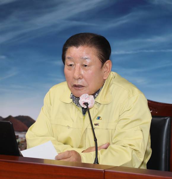 1월 18일 현안 점검 회의를 주재하고 있는 조근제 경남 함안군수. &copy;함안군