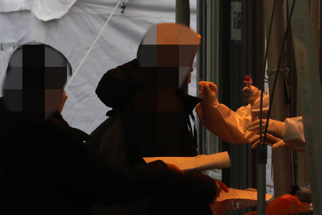18일 오전 서울역에 마련된 임시선별검사소에서 시민들이 검사를 받고 있다. 연합뉴스