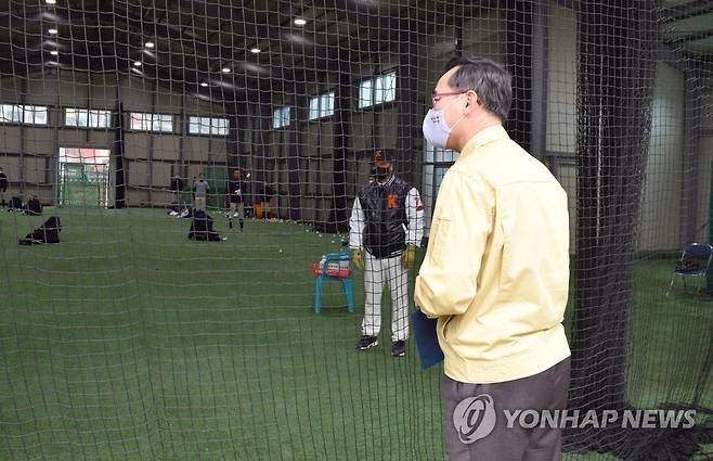 지난 15일 충남 공주고등학교를 방문해 운동부의 신종 코로나바이러스 감염증(코로나19) 방역 상황을 점검하는 정종철 교육부 차관. [교육부 제공. 연합뉴스 자료사진. 재판매 및 DB 금지]