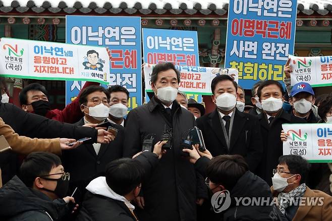 광주 찾은 이낙연…주변에는 지지·사면론 반대 목소리 (광주=연합뉴스) 정회성 기자 = 더불어민주당 이낙연 대표가 18일 오후 광주 북구 운정동 국립 5·18민주묘지에서 참배를 마친 뒤 기자들 질문에 답하고 있다. 이 대표 주변에서 '사면론'에 반대하는 광주시민과 지지자가 손팻말과 펼침막을 들고 있다. 2021.1.18 hs@yna.co.kr