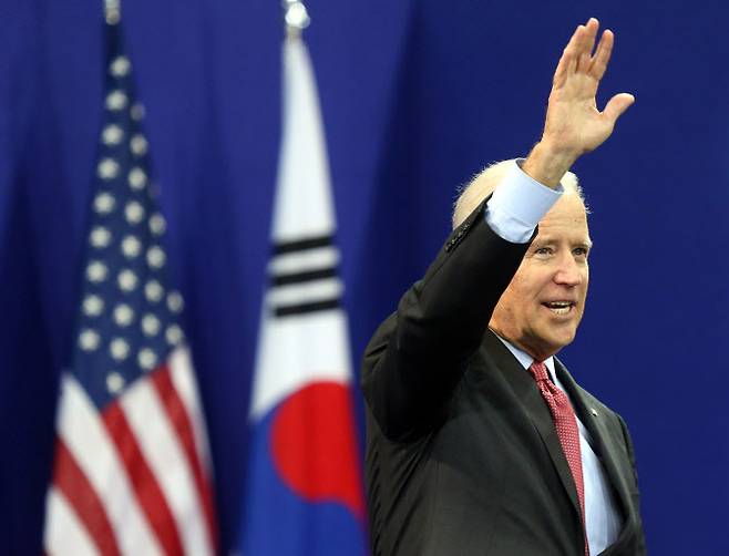 조 바이든 미국 대통령 당선인이 지난 2013년 12년 6일 한국을 방문해 인사하고 있다. (사진=연합뉴스)