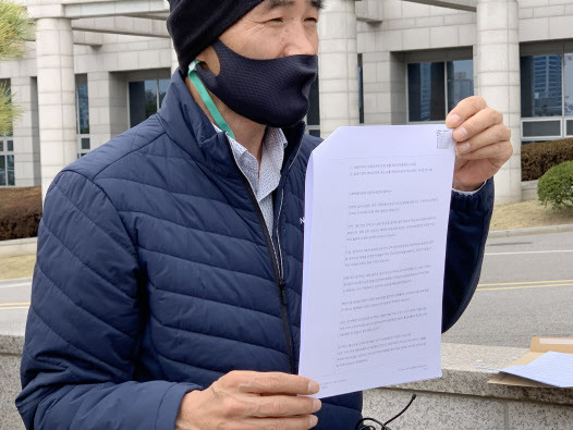서해에서 북한군에 사살돼 숨진 공무원 A씨의 형 이래진 씨가 지난해 11월 6일 오후 서울 용산구 국방부에서 서욱 국방부 장관과 면담한 뒤 정보공개청구에 대한 국방부의 정보 부분 공개 결정 통지서를 들어 보이고 있다(사진=연합뉴스).