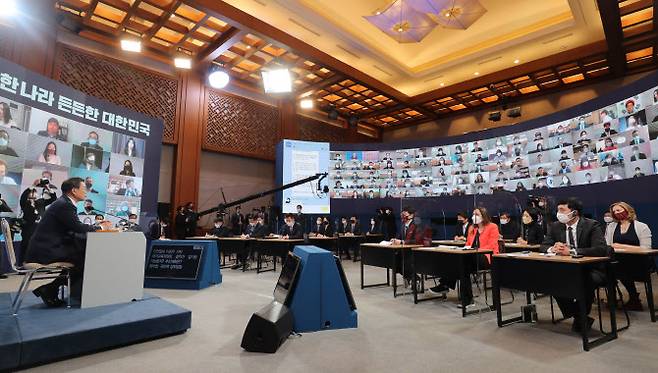 문재인 대통령이 지난 18일 청와대 춘추관에서 열린 신년 기자회견에서 기자의 질문에 답하고 있다. (사진=연합뉴스)