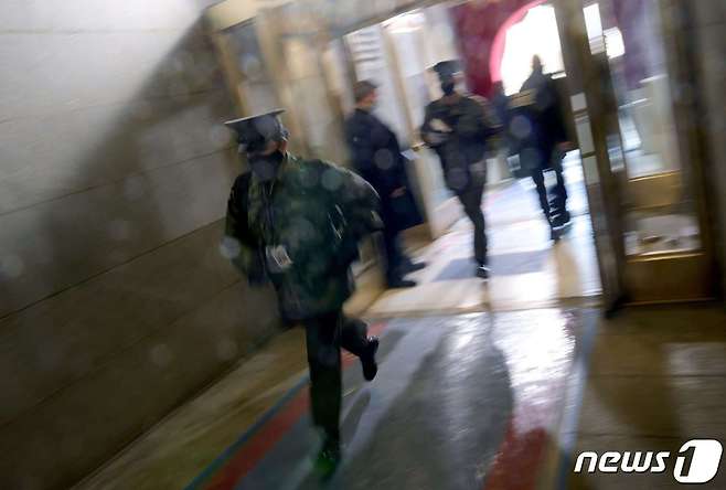 (서울=뉴스1) 한상희 기자 = 18일(현지시간) 조 바이든 미국 차기 대통령의 취임식 리허설 중 불이 나 워싱턴DC 의사당이 일시적으로 봉쇄되는 일이 발생했다.. © AFP=뉴스1