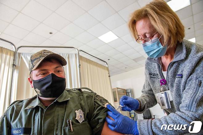 의료진이 코로나19 백신을 접종하고 있다. © AFP=뉴스1
