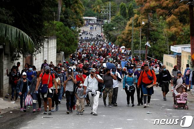 과테말라 군경이 미국행 이민자 카라반을 철수시키기 시작했다. 카라반이 2021년 1월 18일(현지시간) 과테말라 엘 플로리도 국경 통과 지점으로 걸어가는 모습. © 로이터=뉴스1 © News1 최서윤 기자