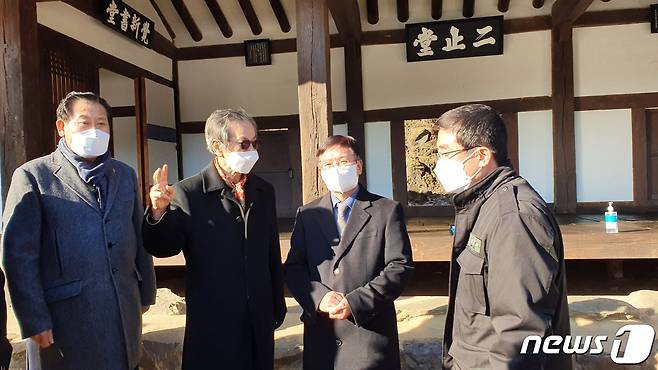 19일 김현모 문화재청장이 충북 옥천의 '이지당(二止堂)'을 둘러보고 있다. © 뉴스1