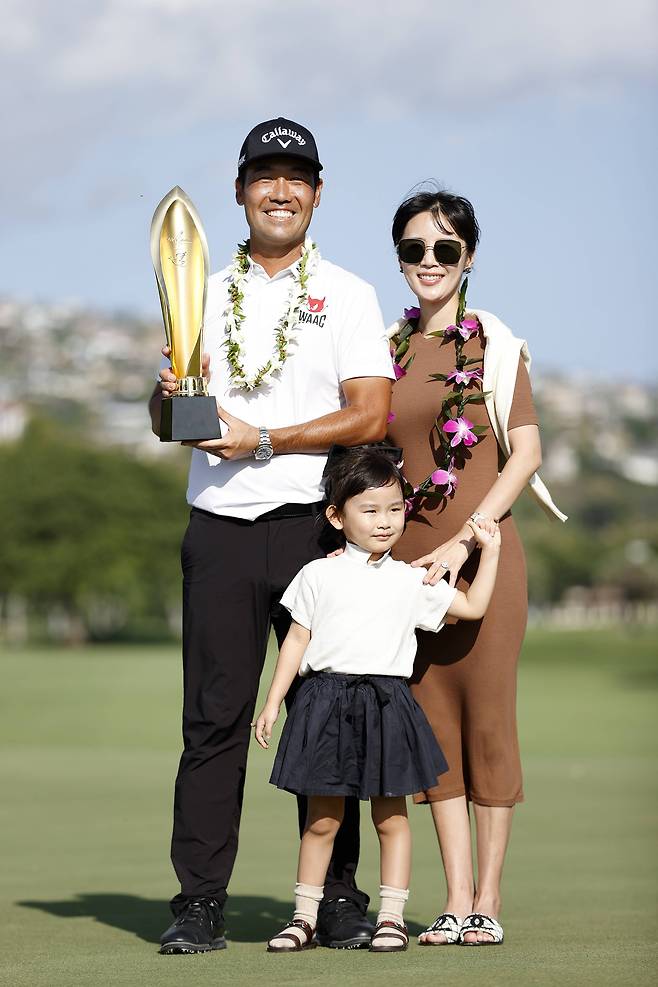 <YONHAP PHOTO-2647> HONOLULU, HAWAII - JANUARY 17: Kevin Na of the United States celebrates with the trophy alongside wife Julianne and daugther Sophia after winning the Sony Open in Hawaii at the Waialae Country Club on January 17, 2021 in Honolulu, Hawaii.   Cliff Hawkins/Getty Images/AFP == FOR NEWSPAPERS, INTERNET, TELCOS & TELEVISION USE ONLY ==/2021-01-18 10:52:50/ <저작권자 ⓒ 1980-2021 ㈜연합뉴스. 무단 전재 재배포 금지.>