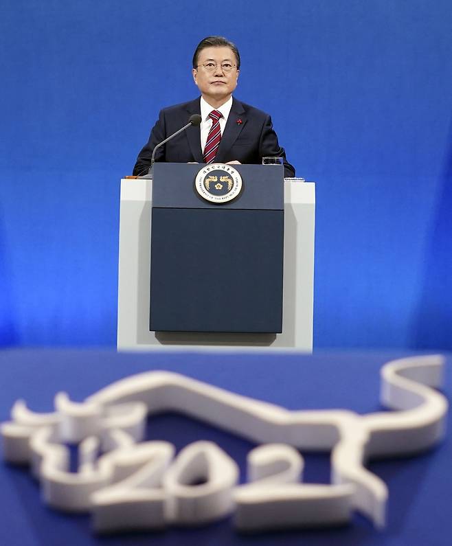 문재인 대통령이 18일 청와대 춘추관에서 열린 취임 후 4번째 신년 기자회견에서 기자들과 질의 응답을 하고 있다. /연합뉴스