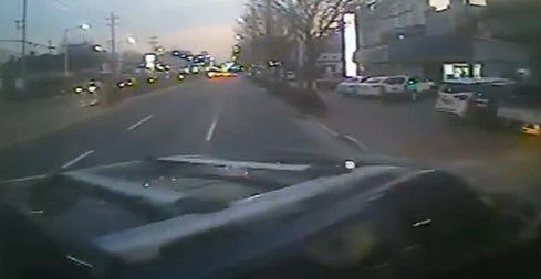 지난해 12월 19일 경남 진주시 한 버스정류장 앞 도로에서 시내버스 앞으로 렉스턴 차량 한대가 '칼치기'를 하는 장면. /유튜브 '한문철 TV' 캡쳐