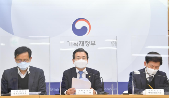 김용범(가운데) 기획재정부 차관이 1월 8일 정부세종청사에서 열린 '2021년 기획재정부 업무계획' 브리핑에서 주요내용을 발표하고 있다./기재부