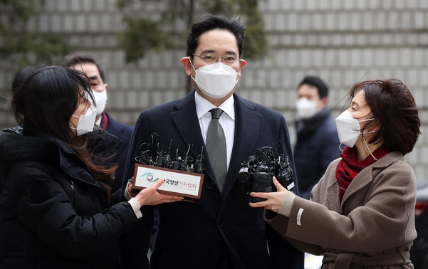 이재용 삼성전자 부회장이 18일 오후 서울 서초구 서울고등법원에서 열린 '국정농단' 사건 파기환송심 선고 공판에 출석하며 법정으로 향하고 있다. / 연합뉴스