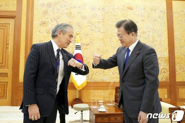 문재인 대통령이 19일 청와대에서 해리 해리스 주한 미국대사를 접견하고 있다.(청와대 제공)2021.1.19/뉴스1