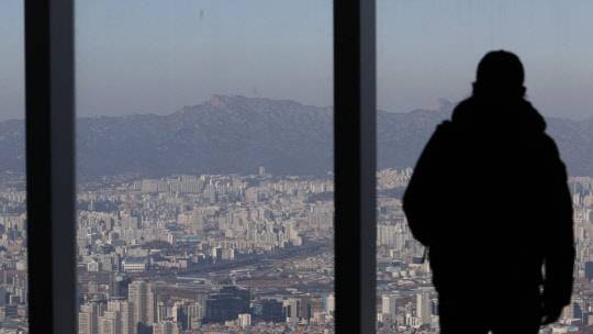 서울 송파구 롯데월드타워 전망대 서울스카이에서 바라본 서울 시내 아파트 단지 모습. <연합뉴스>