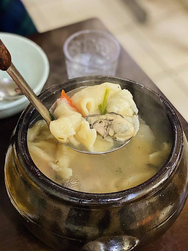 맛을 본 사람들마다 인생 수제비로 꼽는 을지수제비의 해물 수제비.
