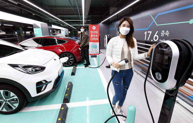 모델들이 19일 서울 등촌동 홈플러스 강서점 주차장에 마련된 전기차충전소에서 다양한 전기차를 충전하고 있다.