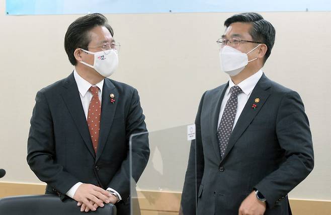 성윤모 산업통상자원부 장관(왼쪽)과 서욱 국방부 장관이 19일 정부서울청사에서 열린 제7회 국방산업 발전협의회에서 대화하고 있다.