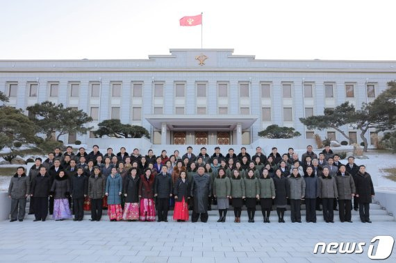 (평양 노동신문=뉴스1) = 김정은 북한 노동당 총비서가 지난 18일 출판·인쇄 부문 근로자들과 당 중앙위원회 본부청사에서 기념사진을 찍었다고 당 기관지 노동신문이 19일 전했다. [국내에서만 사용가능. 재배포 금지. DB 금지. For Use Only in the Republic of Korea. Redistribution Prohibited] rodongphoto@news1.kr /사진=뉴스1