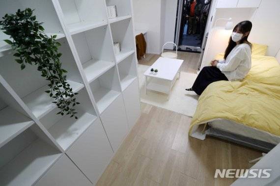 신종 코로나바이러스 감염증(코로나19) 여파로 장기간 공실 상태에 있던 도심 내 관광호텔을 리모델링한 청년 맞춤형 공유주택 안암생활의 내부 전경. /사진=뉴시스