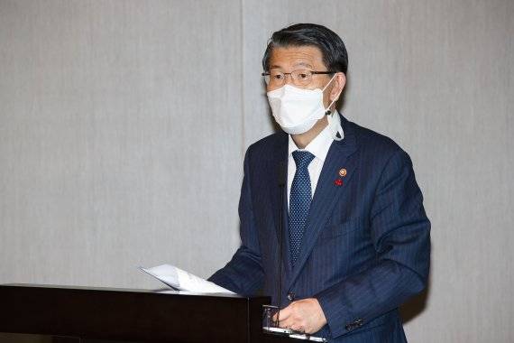 은성수 금융위원장은 19일 SK하이닉스 이천캠퍼스에서 SK하이닉스 '해외 인수합병(M&A)·투자 공동지원 협의체'와 산은·수은·농협은행간 '산업·금융 협력프로그램 협약식'에 참가했다. 금융위원회 제공