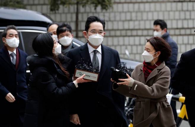 Samsung Electronics Vice Chairman Lee Jae-yong heads to the Seoul High Court on Jan. 18 for his trial. (Kim Hye-yun, staff photographer)