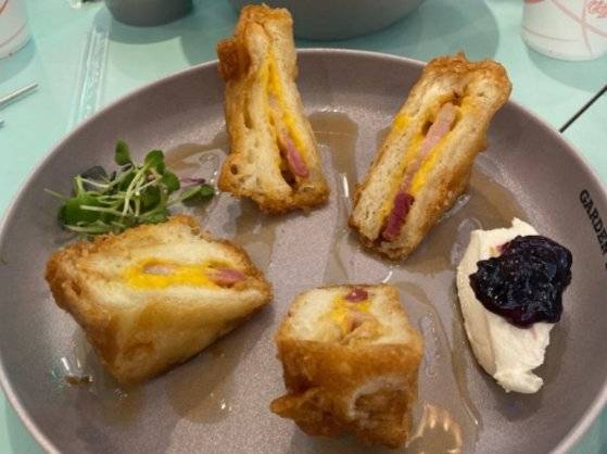 몬테크리스토 샌드위치. 메뉴판에 8000원으로 표시돼 있다. 쯔양 인스타그램 캡처