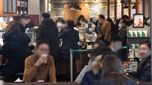 카페, 헬스장, 노래방 등 다중이용시설에 대한 방역조치가 일부 완화된 18일 서울 종로구의 한 커피전문점이 시민들로 북적이고 있다. 전날까지 포장·배달만 가능했던 카페는 이날부터 식당처럼 오후 9시까지 매장에서 취식이 허용됐다. 권현구 기자
