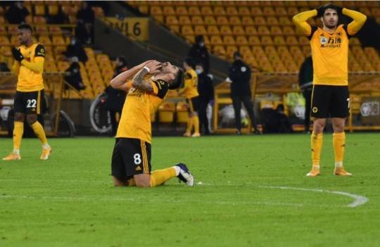 잉글랜드 프로축구에는 방랑자를 뜻하는 '원더러스'라는 이름을 가진 팀이 3개가 있다. 사진은 프리미어리그 울버햄튼 원더러스 선수들이 경기에 진 후 안타까워 하는 모습.