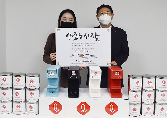 롯데건설이 우수 파트너사에 새해 선물로 커피머신을 전달했다. [사진 = 롯데건설]