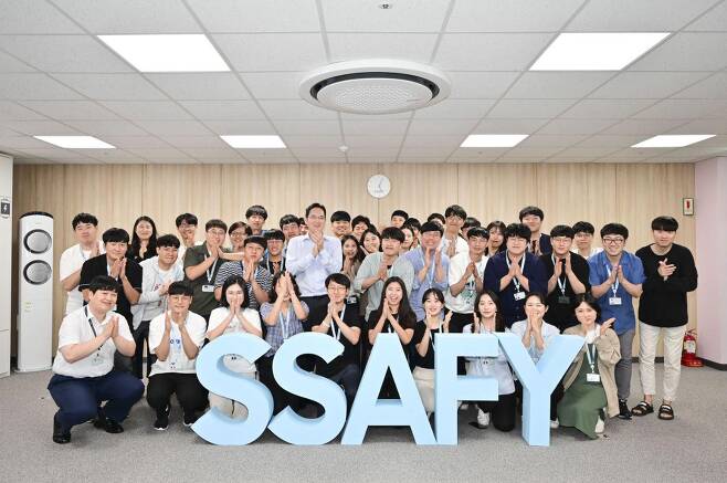 이재용 삼성전자 부회장이 지난 2019년 8월20일 삼성 청년 소프트웨어 아카데미(SSAFY) 광주 교육센터를 방문해 소프트웨어 교육을 참관하고 교육생들을 격려했다. / 사진=삼성전자