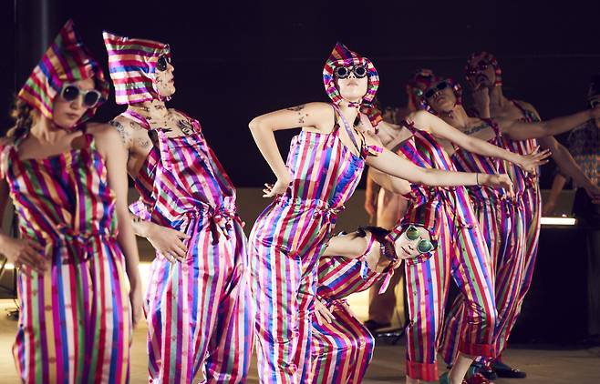 수십억뷰의 글로벌 반향을 일으킨 앰비규어스 댄스컴퍼니가 ‘Feel the rhythm of Korea’ 시리즈 중 K헤리티지의 핵심기관 국립무형유산원이 있는 전주를 촬영할 때 선보였던 색동의상.