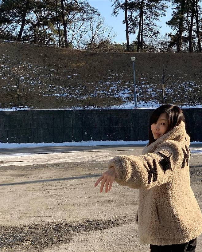 Actor Hwang Shin-hye told the latest news of the shooting.On January 19, Hwang Shin-hye posted several photos on Instagram with an article entitled No mask # during shooting # Oh Samgwang Villa.In the open photo, Hwang Shin-hye is staring at the camera wearing a brown flys. Hwang Shin-hye is in the KBS2 drama Oh! Samgwang Villa!It seems that I took a picture of myself while waiting for the filming. Especially, during the nickname Computer Beauty even though I was in my 50s, my beauty attracted attention.