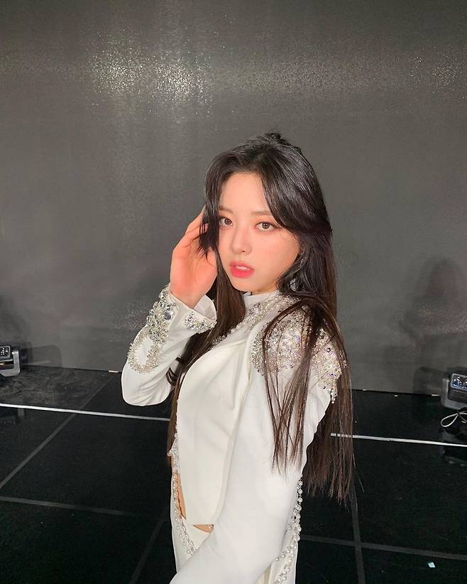 ITZY member Yuna showed various charms with various expressions and poses.In January 19th day Yuna posted several photos on the ITZY official Instagram, saying Bready TVYuna in the photo is taking a variety of poses with an alluring look, followed by a refreshing smile and staring at the camera.