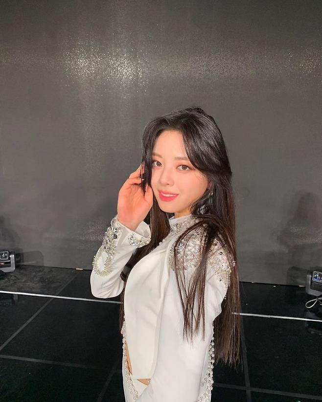 ITZY member Yuna showed various charms with various expressions and poses.In January 19th day Yuna posted several photos on the ITZY official Instagram, saying Bready TVYuna in the photo is taking a variety of poses with an alluring look, followed by a refreshing smile and staring at the camera.