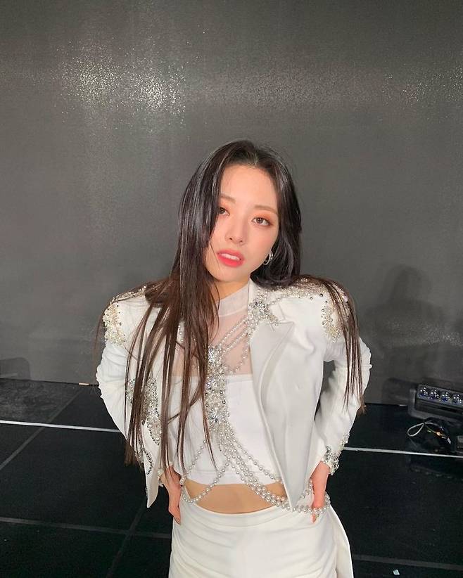 ITZY member Yuna showed various charms with various expressions and poses.In January 19th day Yuna posted several photos on the ITZY official Instagram, saying Bready TVYuna in the photo is taking a variety of poses with an alluring look, followed by a refreshing smile and staring at the camera.