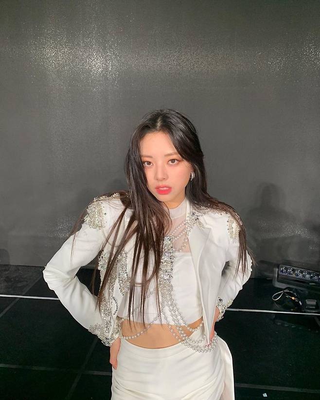 ITZY member Yuna showed various charms with various expressions and poses.In January 19th day Yuna posted several photos on the ITZY official Instagram, saying Bready TVYuna in the photo is taking a variety of poses with an alluring look, followed by a refreshing smile and staring at the camera.