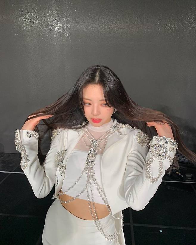 ITZY member Yuna showed various charms with various expressions and poses.In January 19th day Yuna posted several photos on the ITZY official Instagram, saying Bready TVYuna in the photo is taking a variety of poses with an alluring look, followed by a refreshing smile and staring at the camera.